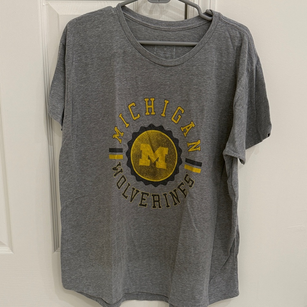Gray Michigan Wolverines T-Shirt. Size medium